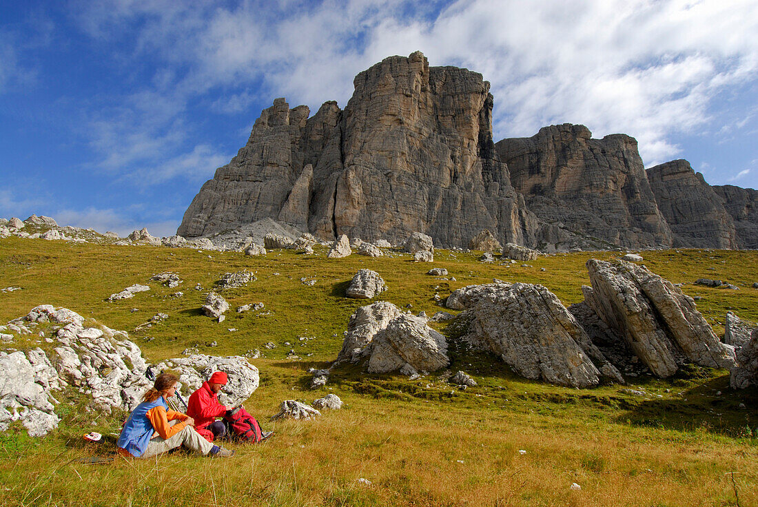Zwei Wanderer bei der Rast unter der Monte Formin Südwand, Dolomiten-Höhenweg Nr. 1, Ampezzaner Dolomiten, Cortina d´Ampezzo, Dolomiten, Venezien, Italien