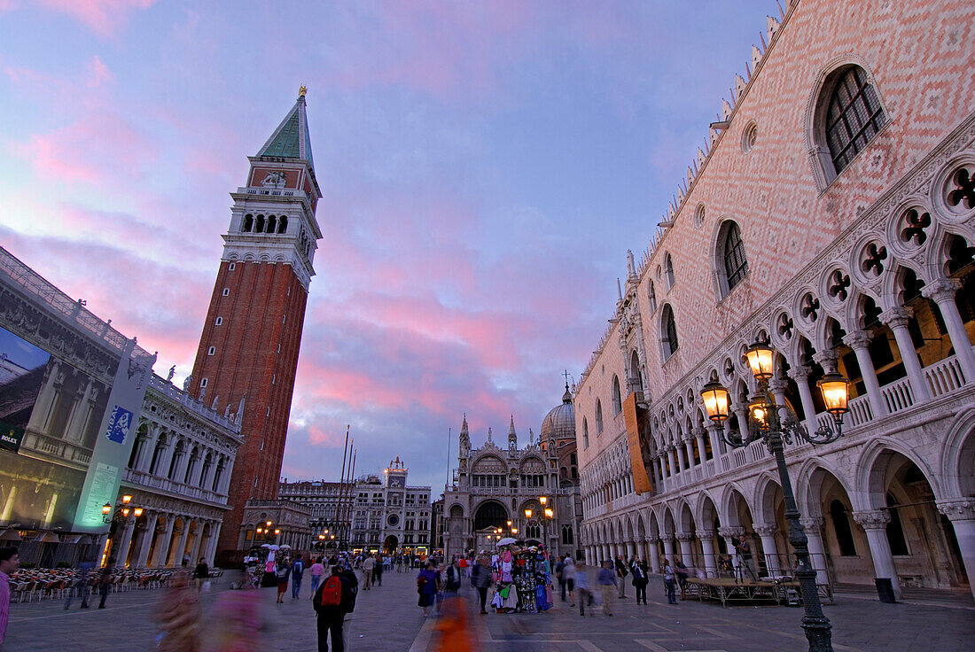 Campanile und Dogenpalast am Markusplatz in der Dämmerung, Venedig, Venezien, Italien