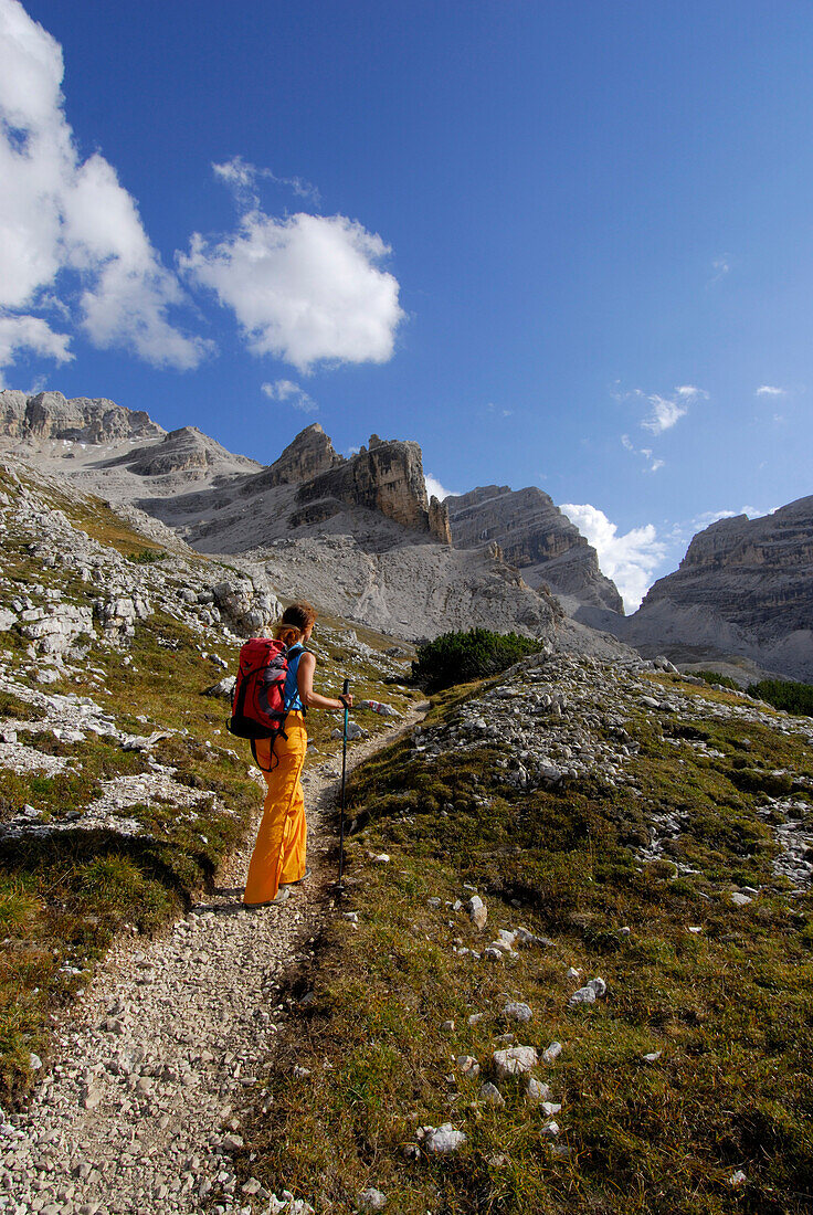 Junge Frau im Aufstieg zur Forcella di Lech, Dolomiten-Höhenweg Nr. 1, Naturpark Fanes-Sennes, Dolomiten, Südtirol, Alta Badia, Italien