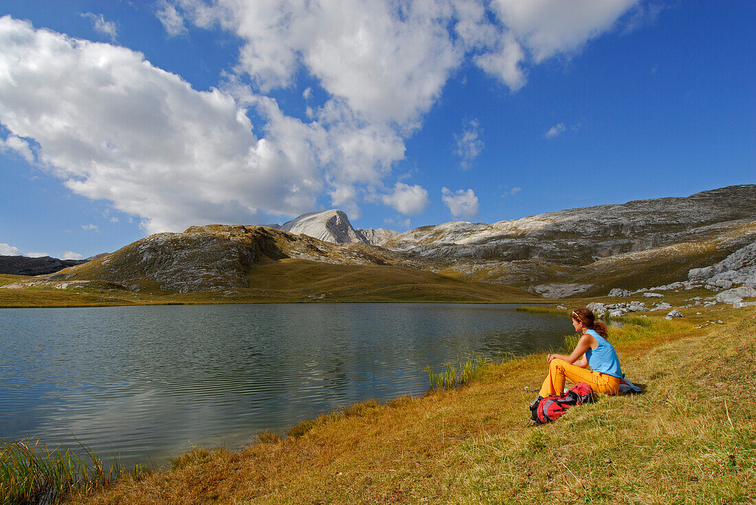 Junge Frau am Großen Fossessee, im Hintergrund Seekofel, Dolomiten-Höhenweg Nr. 1, Naturpark Fanes-Sennes, Dolomiten, Südtirol, Alta Badia, Italien