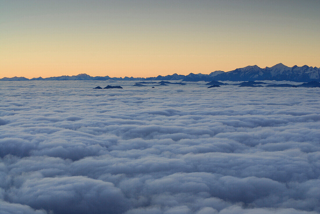 Blick über Nebelmeer auf Hoher Tenn und Wiesbachhorn, Hohe Tauern, Salzburg, Österreich
