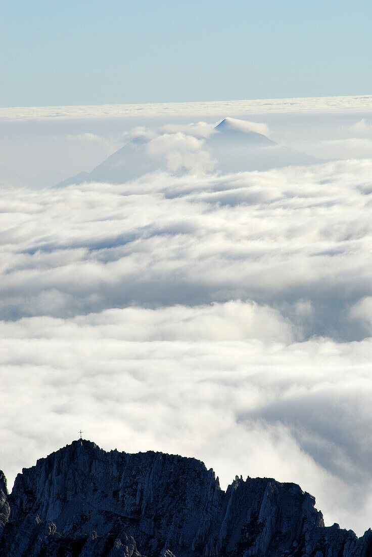 Hinter Goinger Halt and Zwiesel with Hochstaufen in fog bank, Ellmauer Halt, Kaiser range, Tyrol, Austria