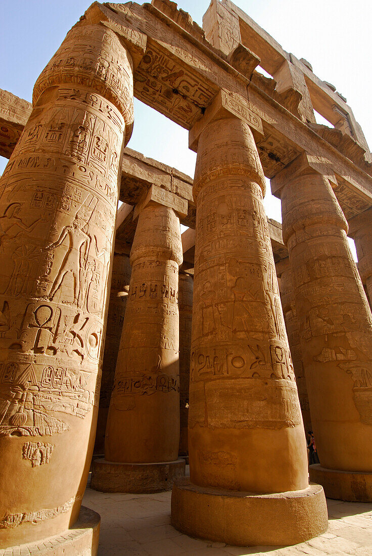 Relief-verzierte Säulen im Tempel von Karnak, Ägypten, Afrika