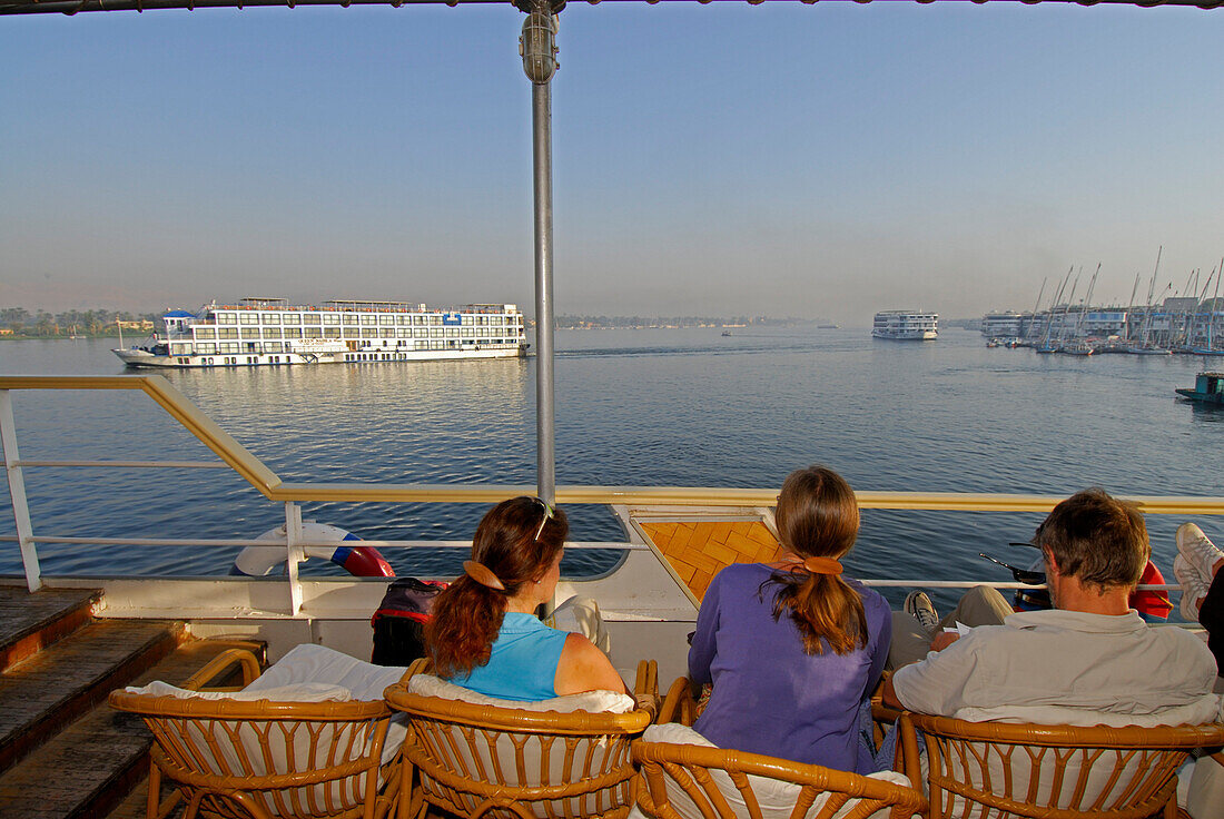 Nilkreuzfahrt, Blick vom Oberdeck auf Kreuzfahrtschiff und Anlegestelle, Luxor, Ägypten, Afrika