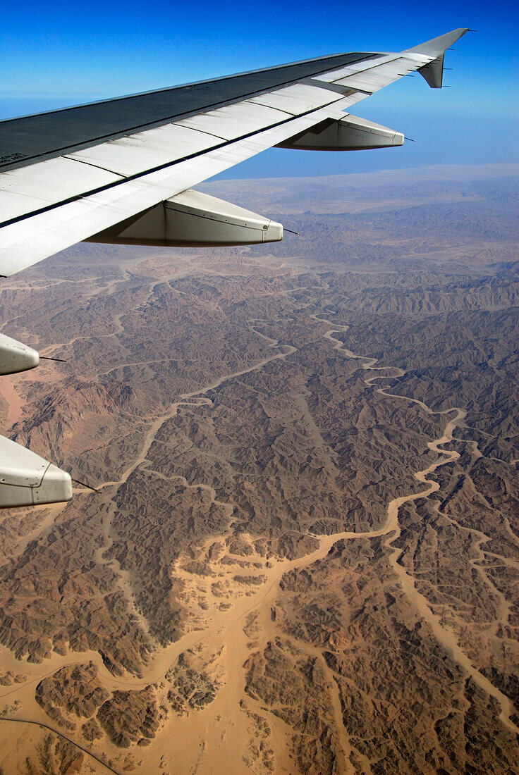 Flugzeugflügel über der Ägyptischen Wüste, Ägypten, Afrika