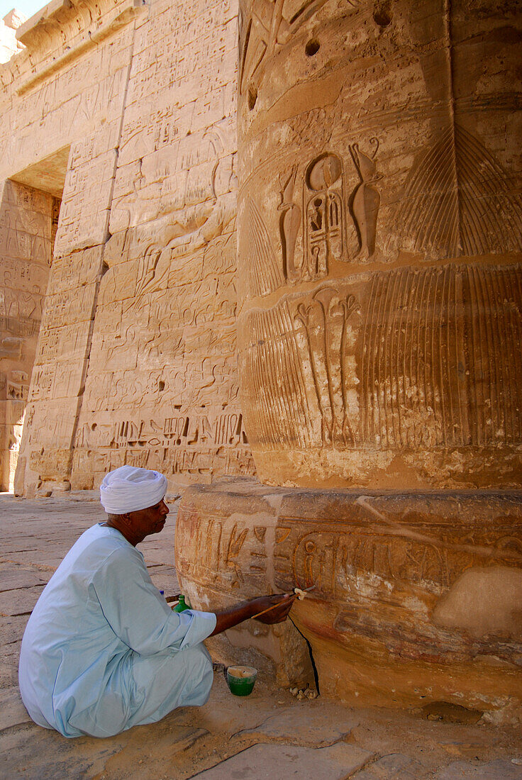 Restaurierungsarbeiten an Säule mit Relief, Ramesseeum am Westufer, Theben, Ägypten, Afrika