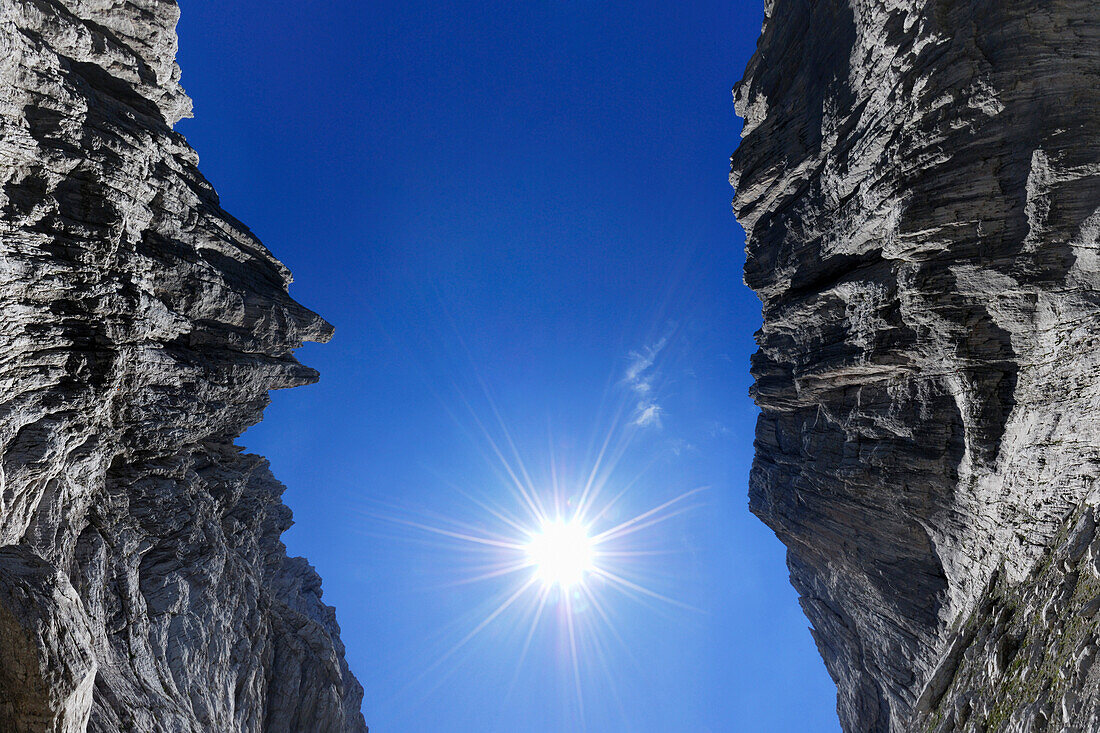 Steinerne Rinne, flankiert von den Felswänden des Predigtstuhls und der Fleischbank, Wilder Kaiser, Kaisergebirge, Tirol, Österreich