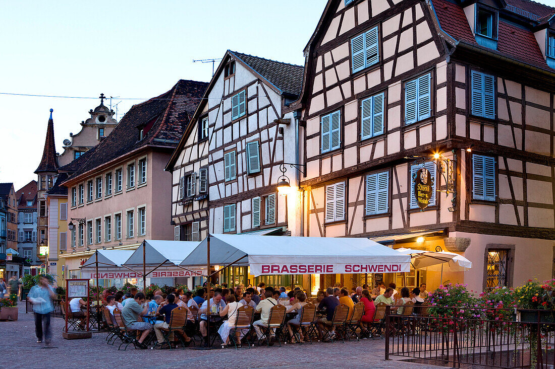 Abendstimmung, Straßencafe in der Altstadt, Colmar, Elsass, Frankreich