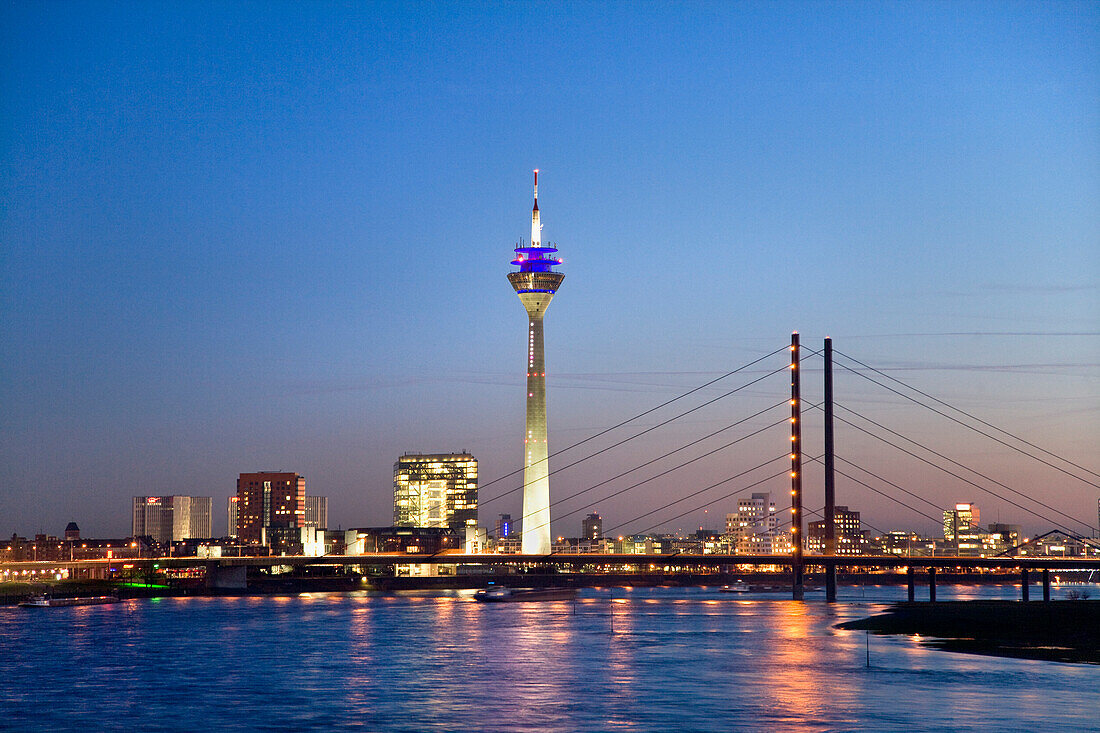 Blick über den Rhein auf Medienhafen und Rheinturm am Abend, Düsseldorf, Nordrhein-Westfalen, Deutschland