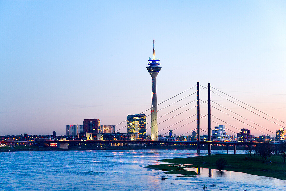 Blick über den Rhein auf Medienhafen und Rheinturm am Abend, Düsseldorf, Nordrhein-Westfalen, Deutschland