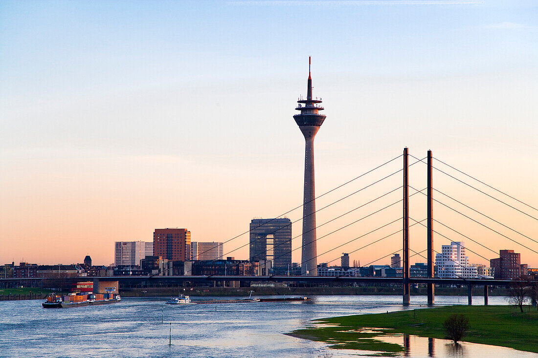 Blick über den Rhein auf Medienhafen und Rheinturm am Abend, Düsseldorf, Nordrhein-Westfalen, Deutschland