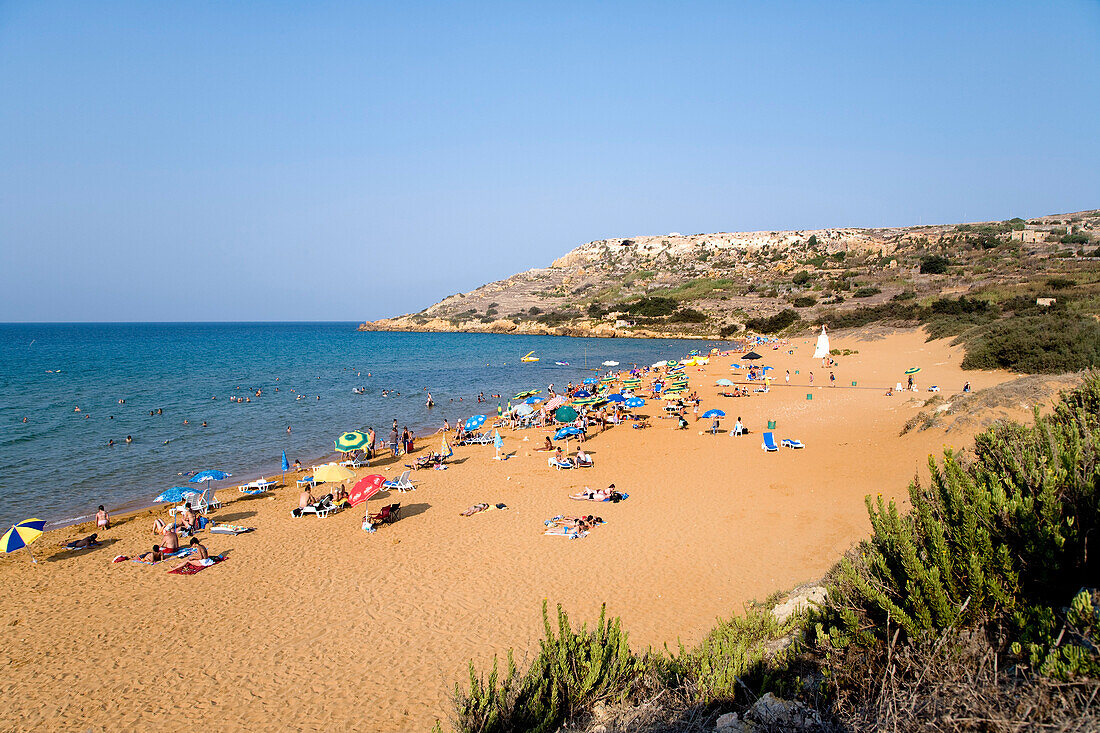 Menschen am Strand unter blauem Himmel, Ramla Bay, Gozo, Malta, Europa