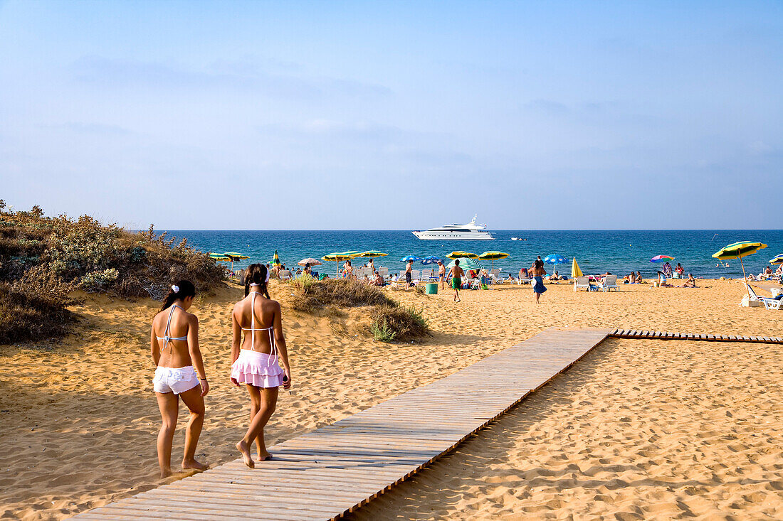 Menschen am Strand im Sonnenlicht, Ramla Bay, Gozo, Malta, Europa