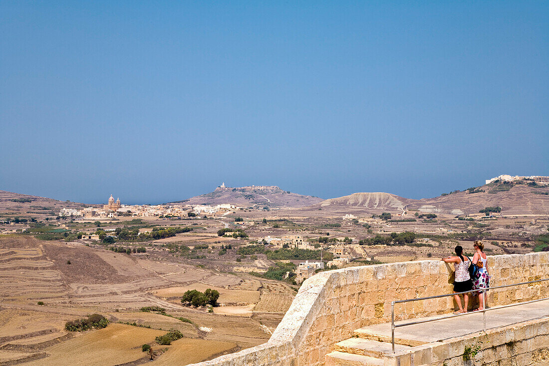 Menschen schauen von der Zitadelle auf die Stadt Rabat, Victoria, Gozo, Malta, Europa