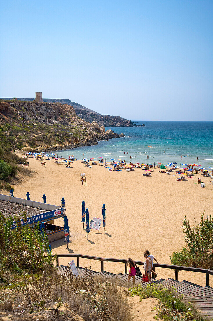 Menschen am Strand unter blauem Himmel, Golden Bay, Malta, Europa