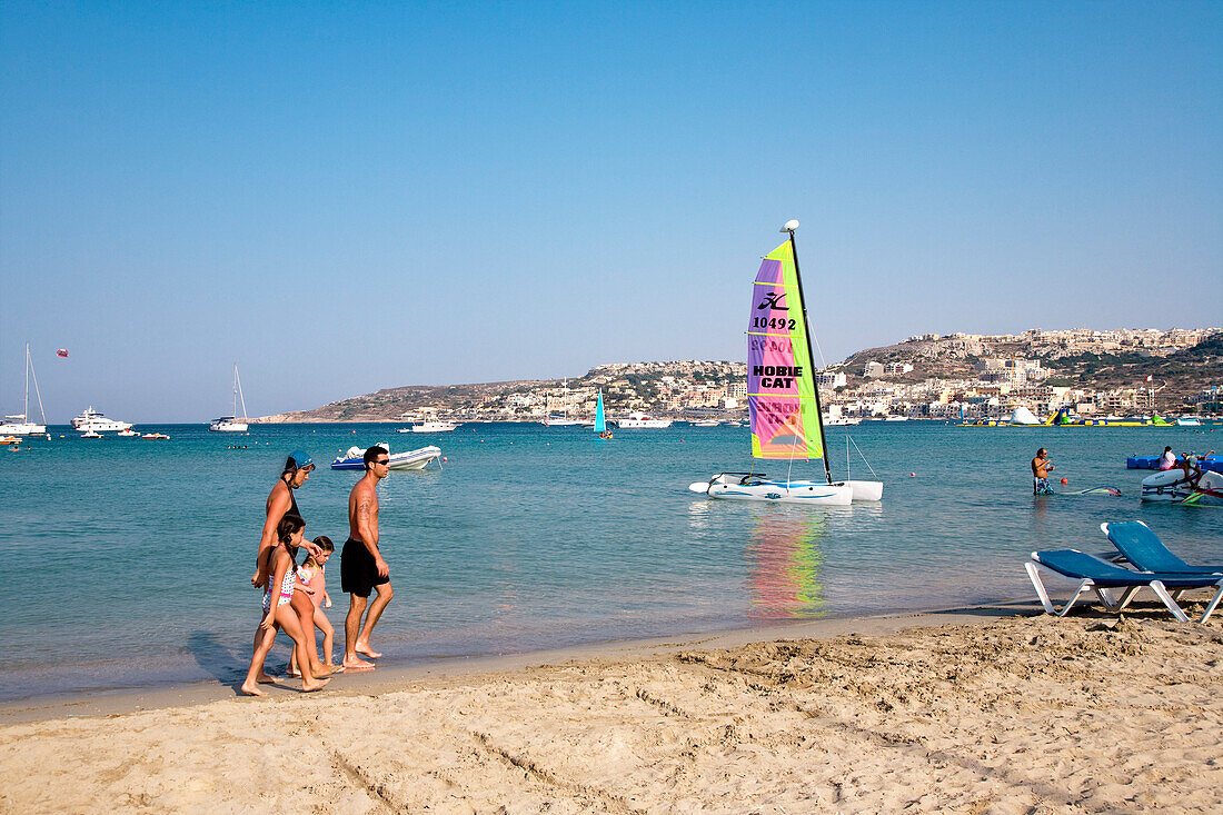 Familie geht am Strand entlang, Mellieha Bay, Malta, Europa