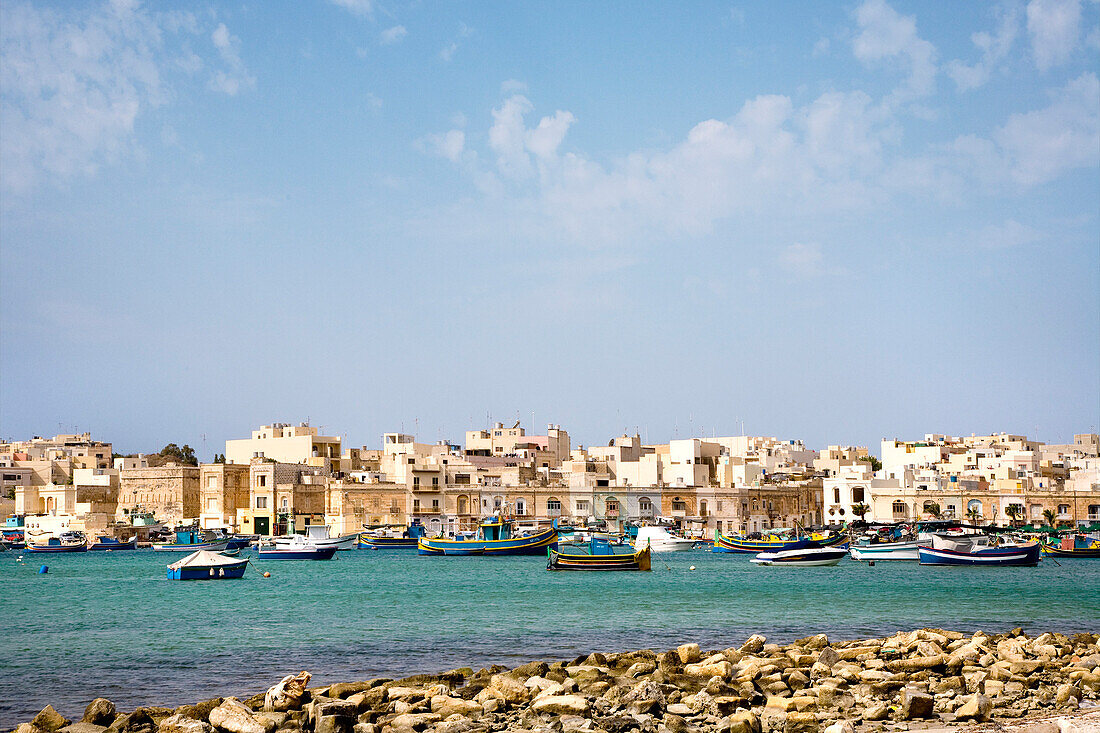 Blick auf Boote im Hafen vor den Häusern von Marsaxlokk, Malta, Europa