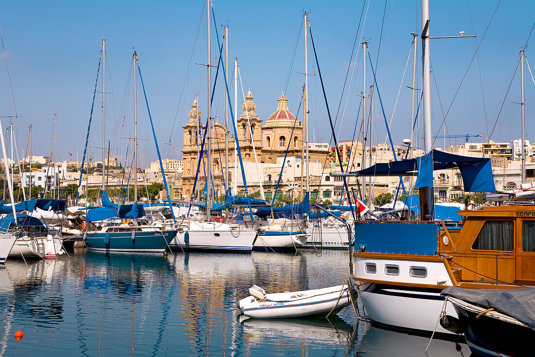 Segelbote im Jachthafen vor der Kirche St. Joseph, Msida, Malta, Europa