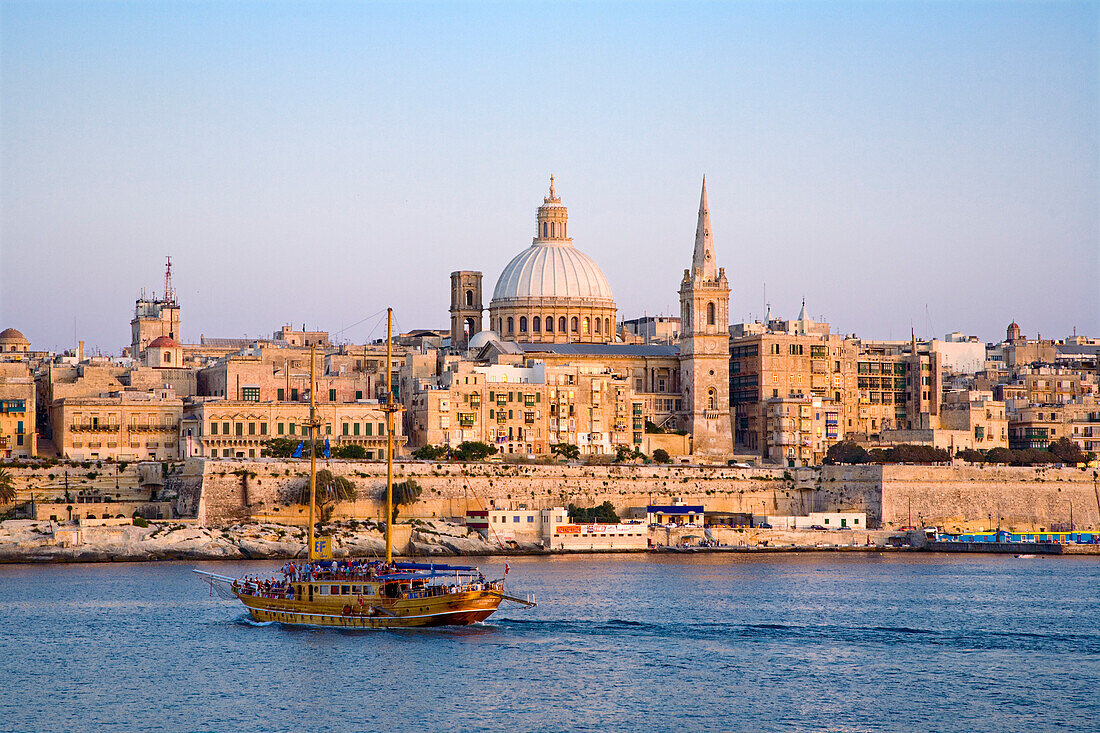 Blick auf den Marsamxett Hafen und die Stadt Valletta, Malta, Europa