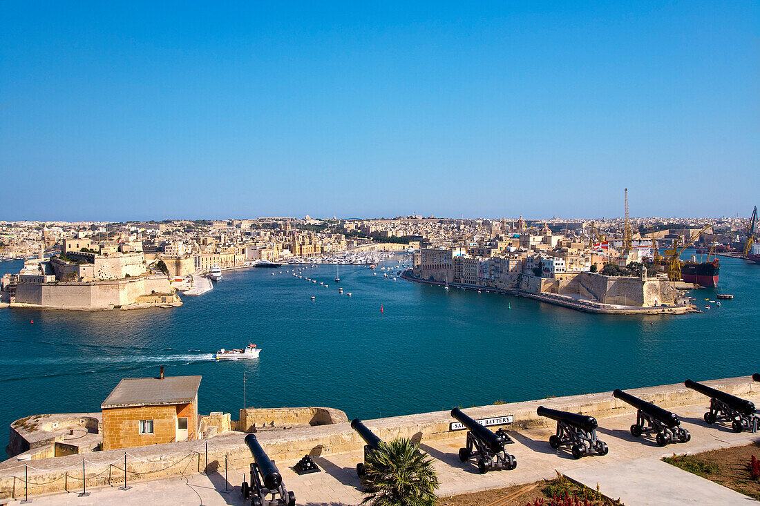 Blick von Valletta auf die Drei Städt unter blauem Himmel, Malta, Europa