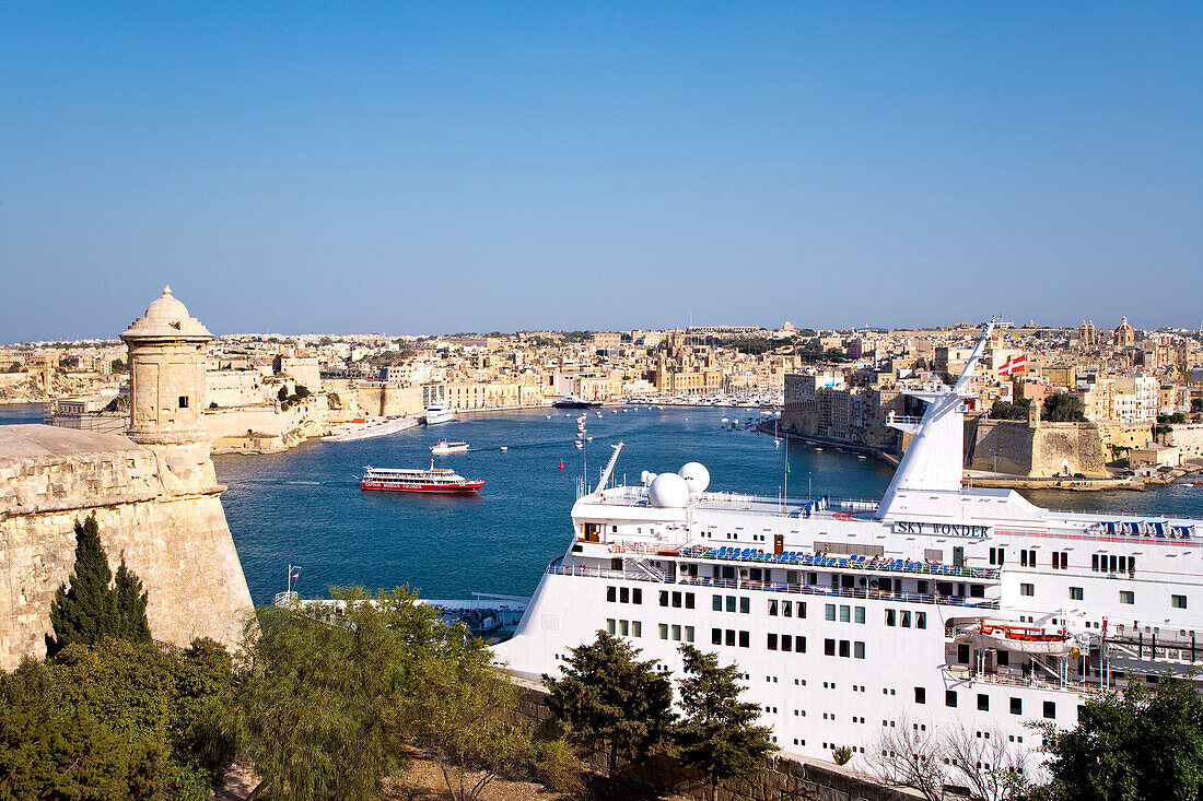 Blick von Valletta auf die Drei Städt im Sonnenlicht, Malta, Europa