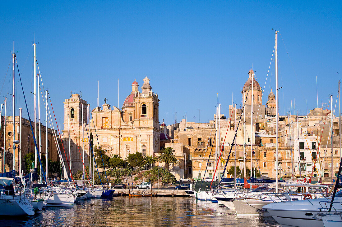 Blick auf Hafen und Stadt unter blauem Himmel, Drei Städte, Vittoriosa, Valletta, Malta, Europa