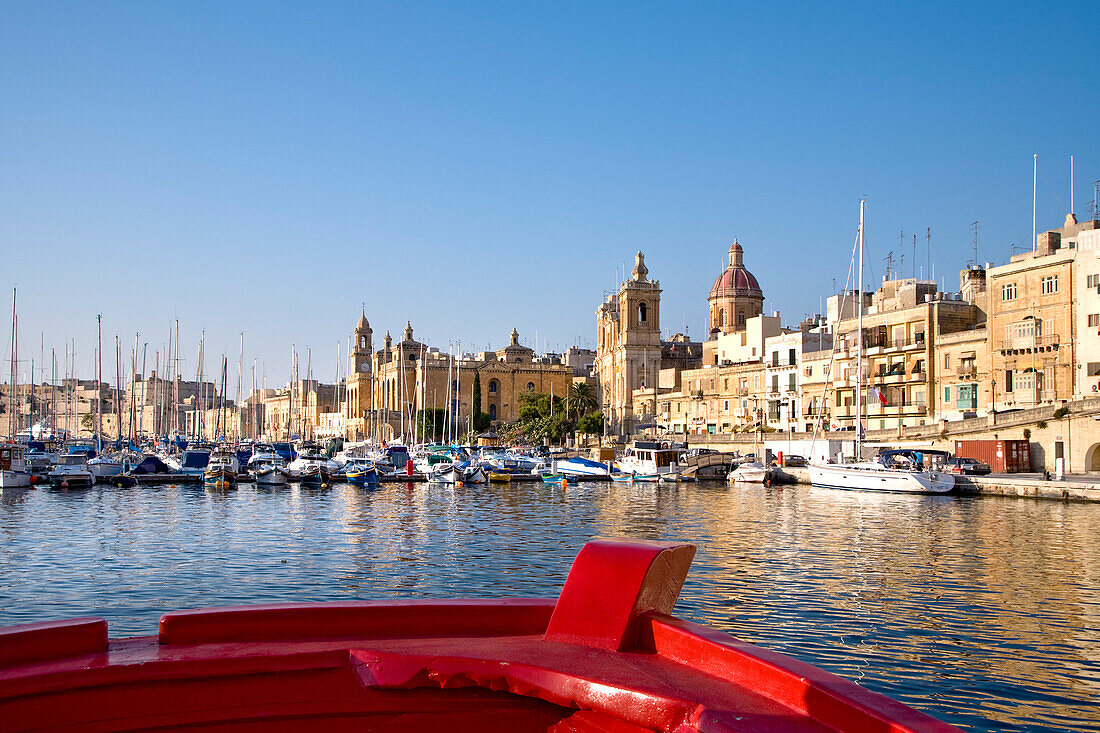 Blick vom Boot auf Hafen und Stadt im Sonnenlicht, Vittoriosa, Valletta, Malta, Europa