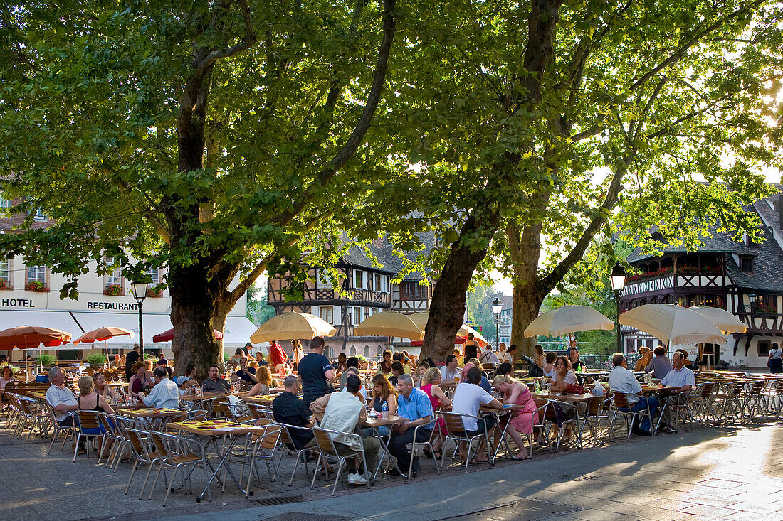 Leute im Café, Petite France, Straßburg, Elsaß, Frankreich