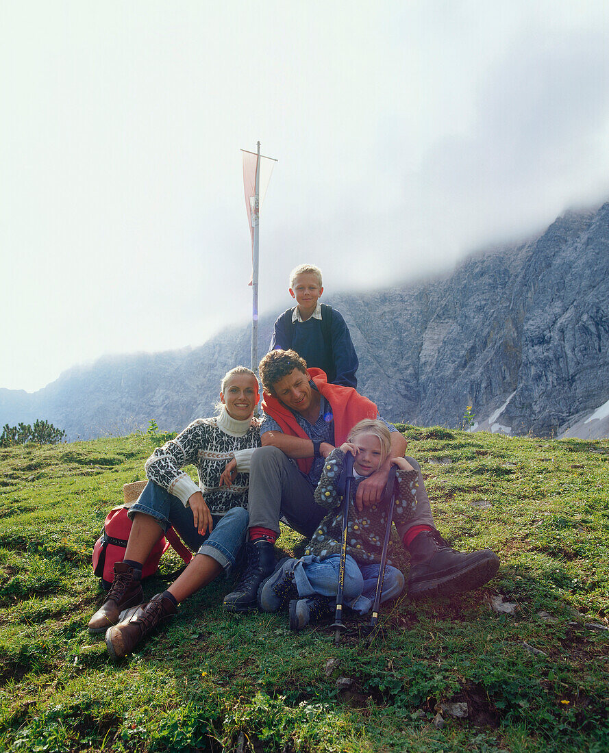 Familie auf einem Gipfel, Eng, Kleiner Ahornboden, Tirol, Österreich