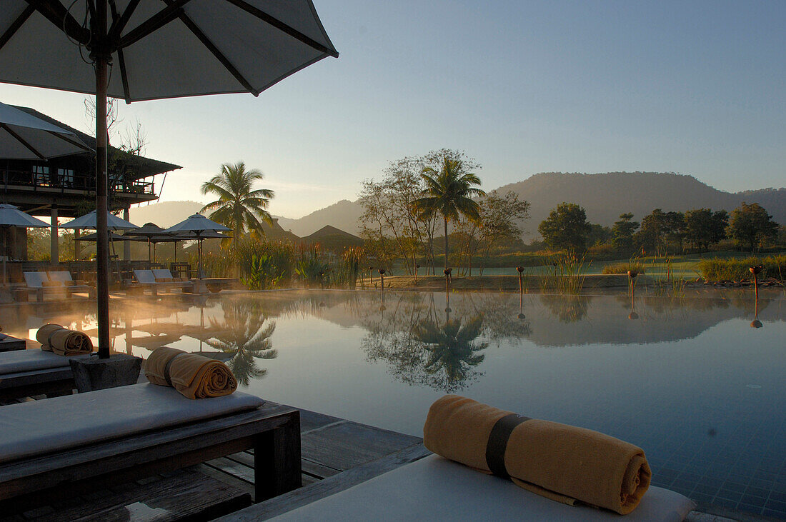 Pool im Abendlicht, Blick Richtung Golfplatz, Kirimaya Design Hotel, Thailand