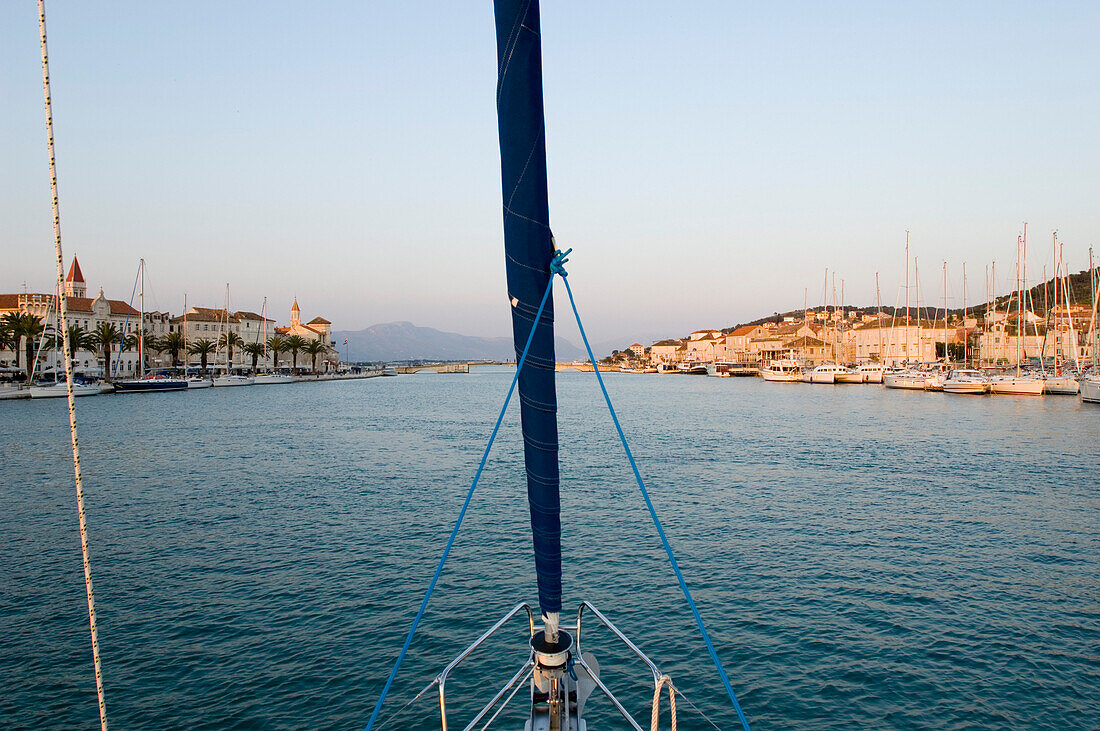 Segelboot beim Einlaufen in Trogir Hafen, Hafenstadt, Kroatien