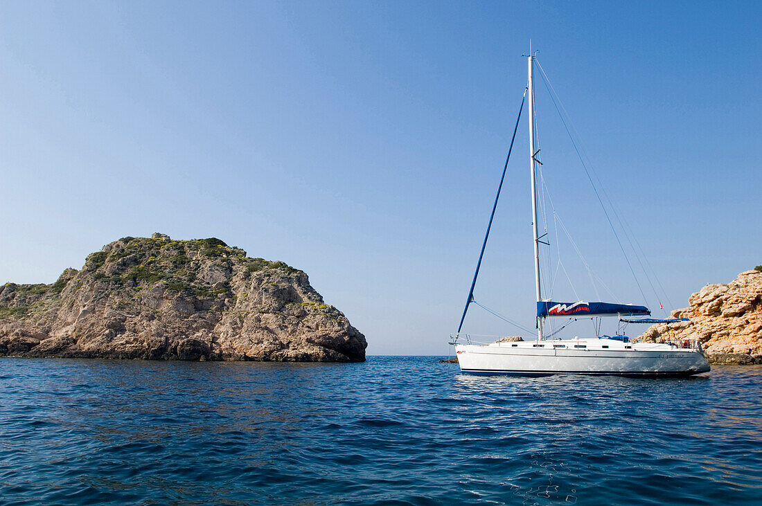 Ein Segelschiff, Yacht in einer Bucht, Insel Vis, Kroatien