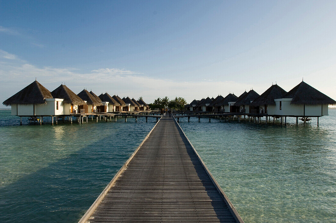 Wasser Villen und Holzsteg, Water villas. Four Season Resort at Kuda Huraa, Malediven