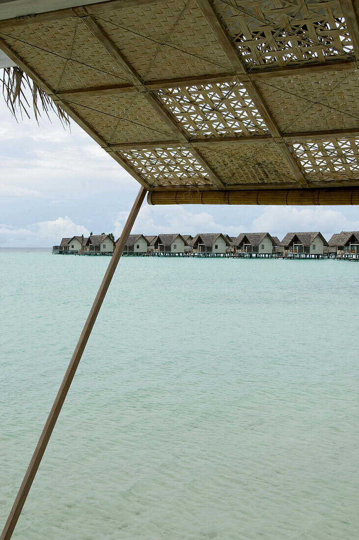 Blick von Restaurant Blu Richtung Wasser Villen, Four Seasons Resort Landaa Giraavaru, Malediven