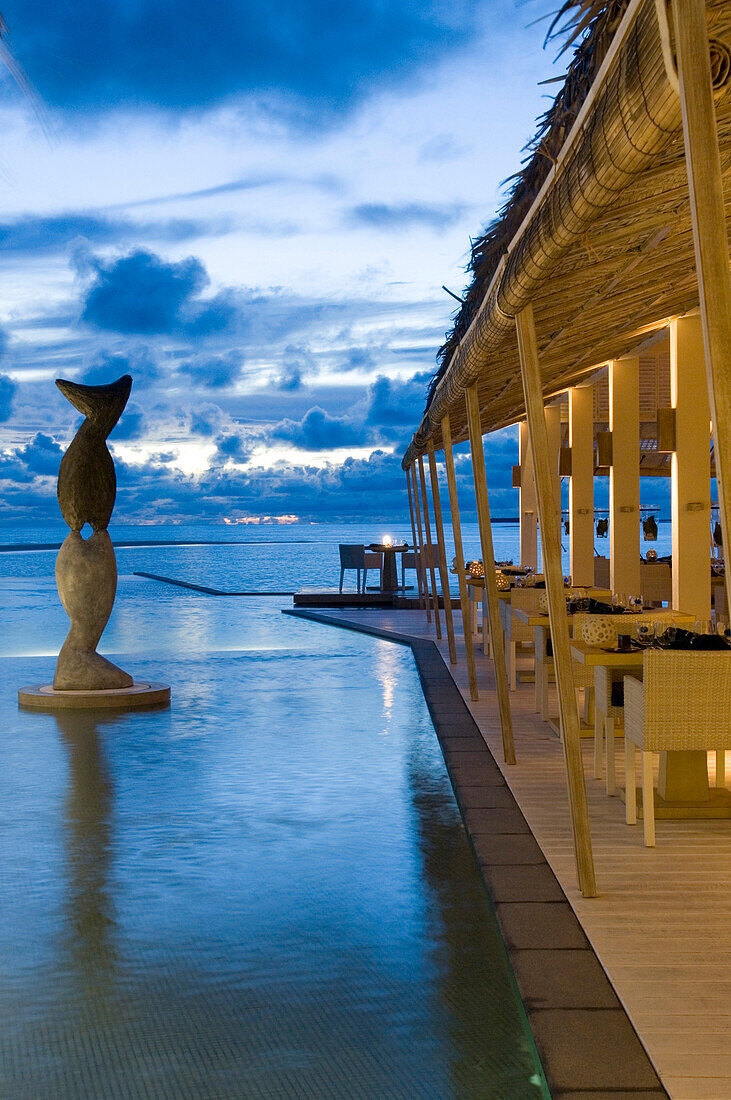 Restaurant Blu im Abendlicht, Four Seasons Resort Landaa Giraavaru, Malediven