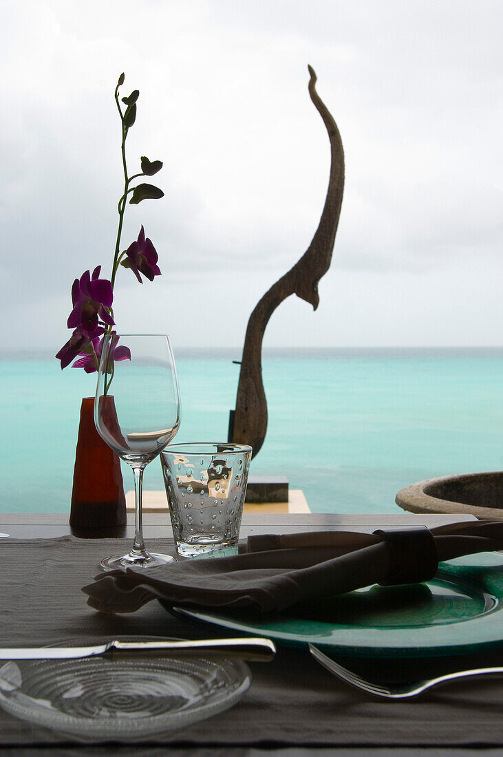 Ein gedeckte Tisch in Restaurant Reethi, One & Only Resort Reethi Rah, Malediven