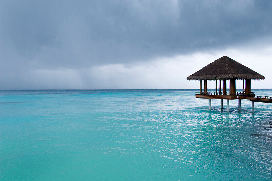 Yoga Pavillon nach Regen, One & Only Resort Reethi Rah, Malediven