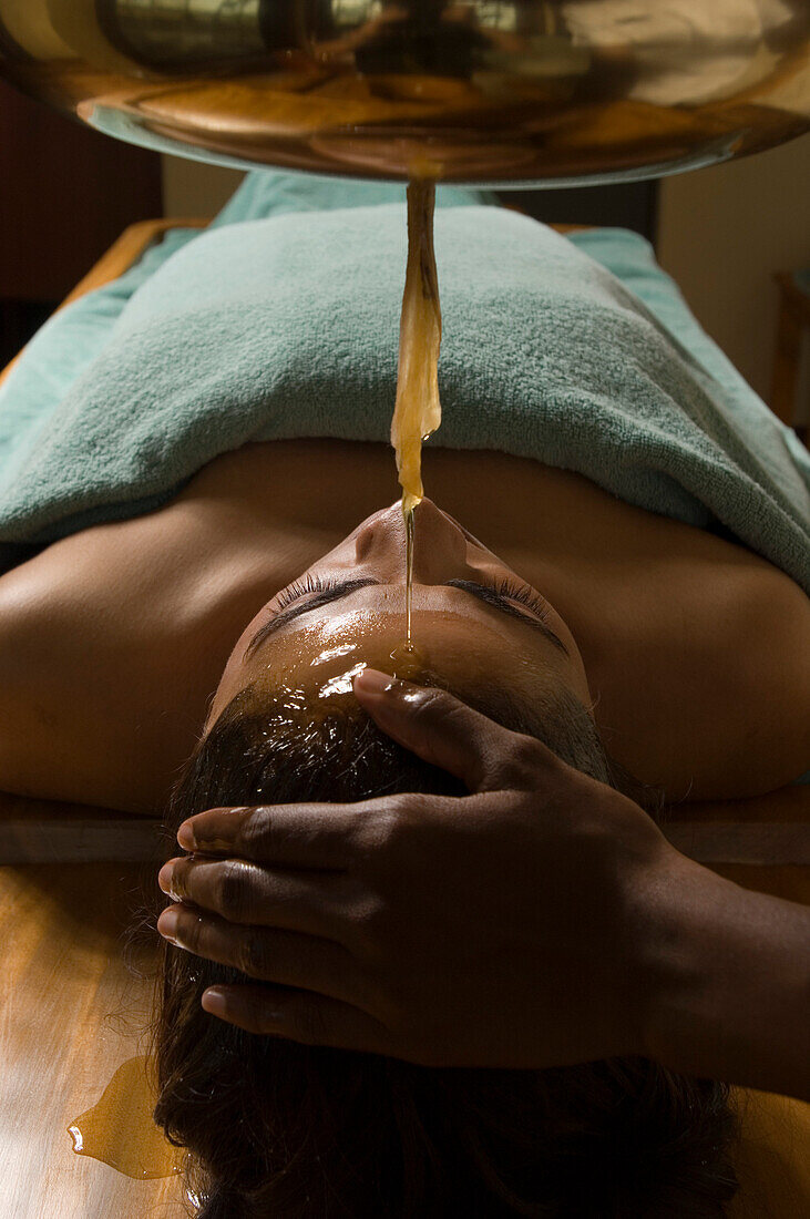 Frau bekommt eine Ayurveda Öl Massage, Öl Stirnguss, Shanti Ananda Resort und Spa, Mauritius