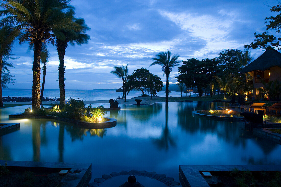 Pool bei Nacht, Hotel Shanti Ananda Resort und Spa, Mauritius