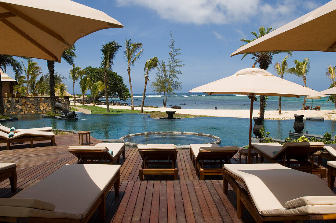 Pool mit Sonnenliegen, Hotel Shanti Ananda Resort and Spa, Mauritius