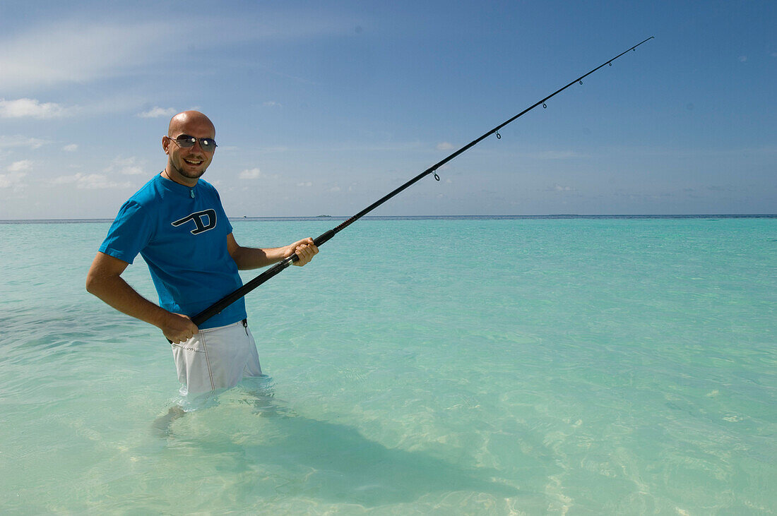 Mann beim Fischen in der Lagune, Luxusurlaub auf eine Privatinsel mit eigener Yacht, Rania Experience, Faafu Atoll, Malediven