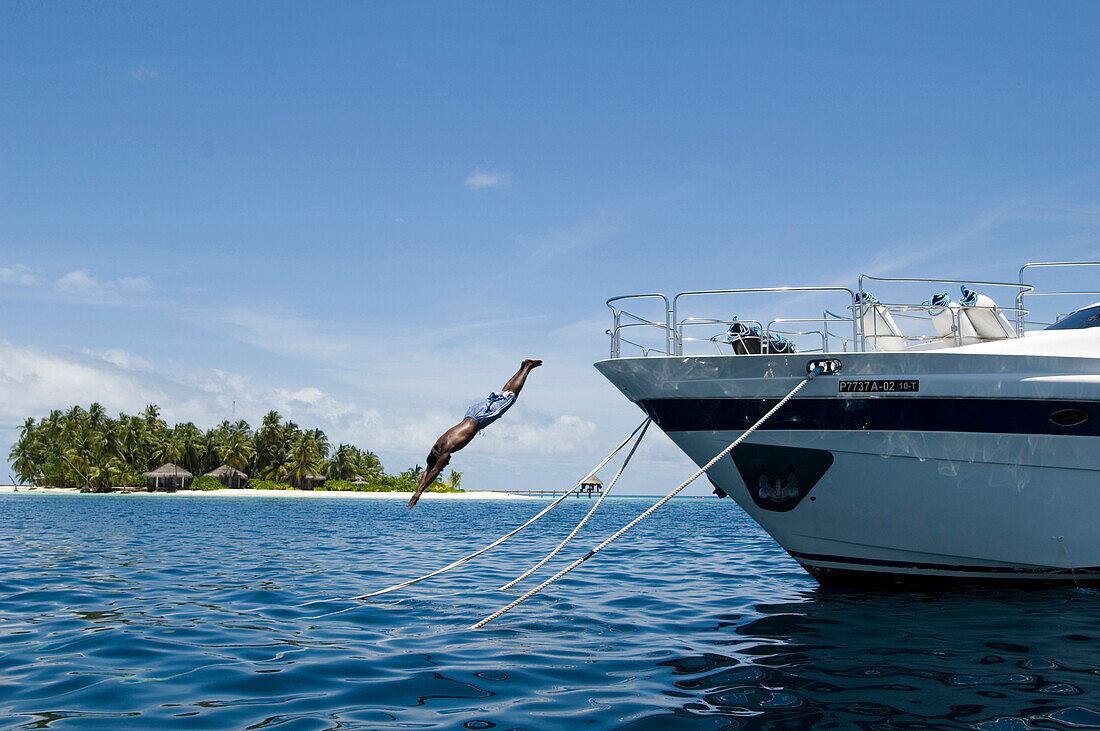 Mann macht einen Hechtsprung ins Wasser, Luxusurlaub auf eine Privatinsel mit eigener Yacht, Rania Experience, Faafu Atoll, Malediven
