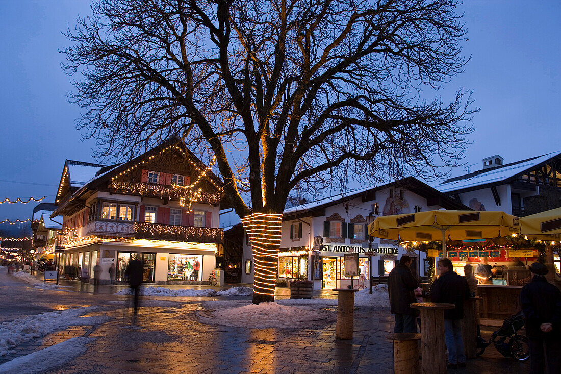 Weihnachtlich geschmückte Häuser, Garmisch-Partenkirchen, Bayern, Deutschland