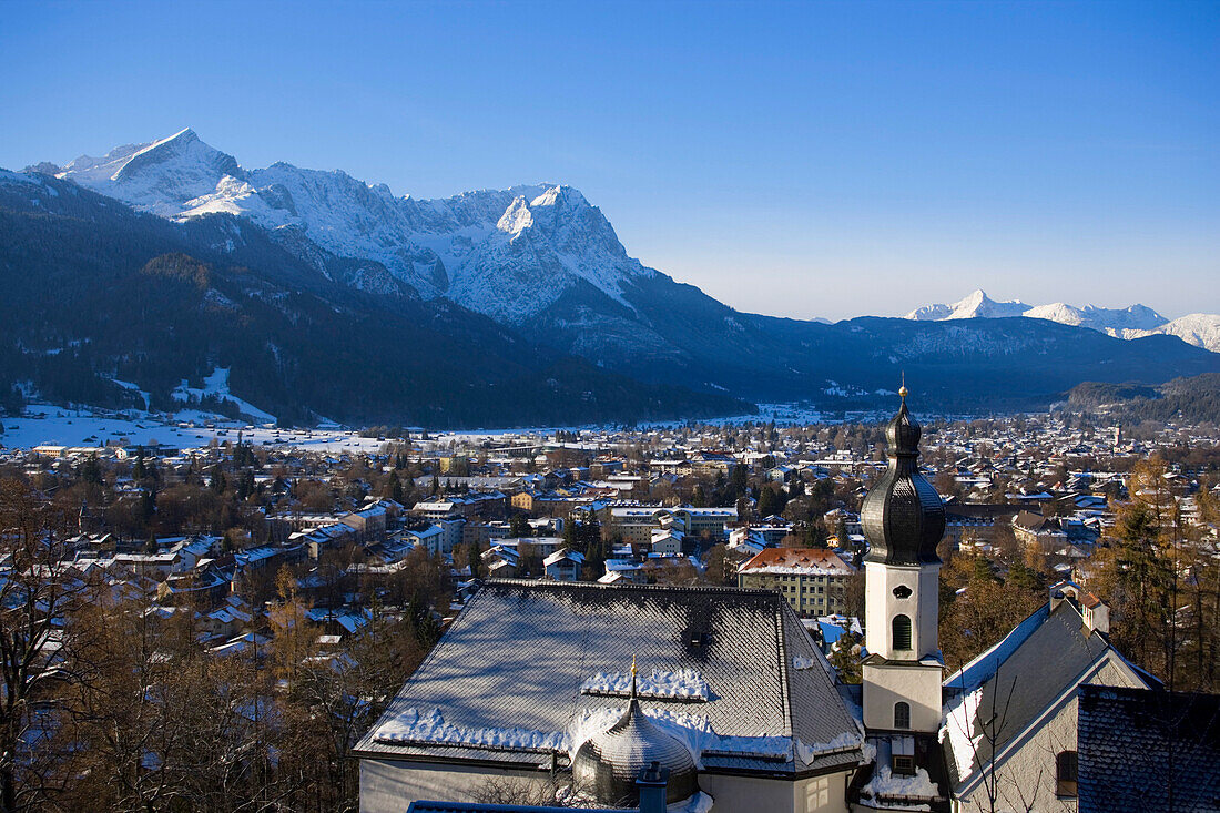 Blick über Garmisch-Partenkirchen auf Zugspitze und Alpspitze, Garmisch-Partenkirchen, Bayern, Deutschland