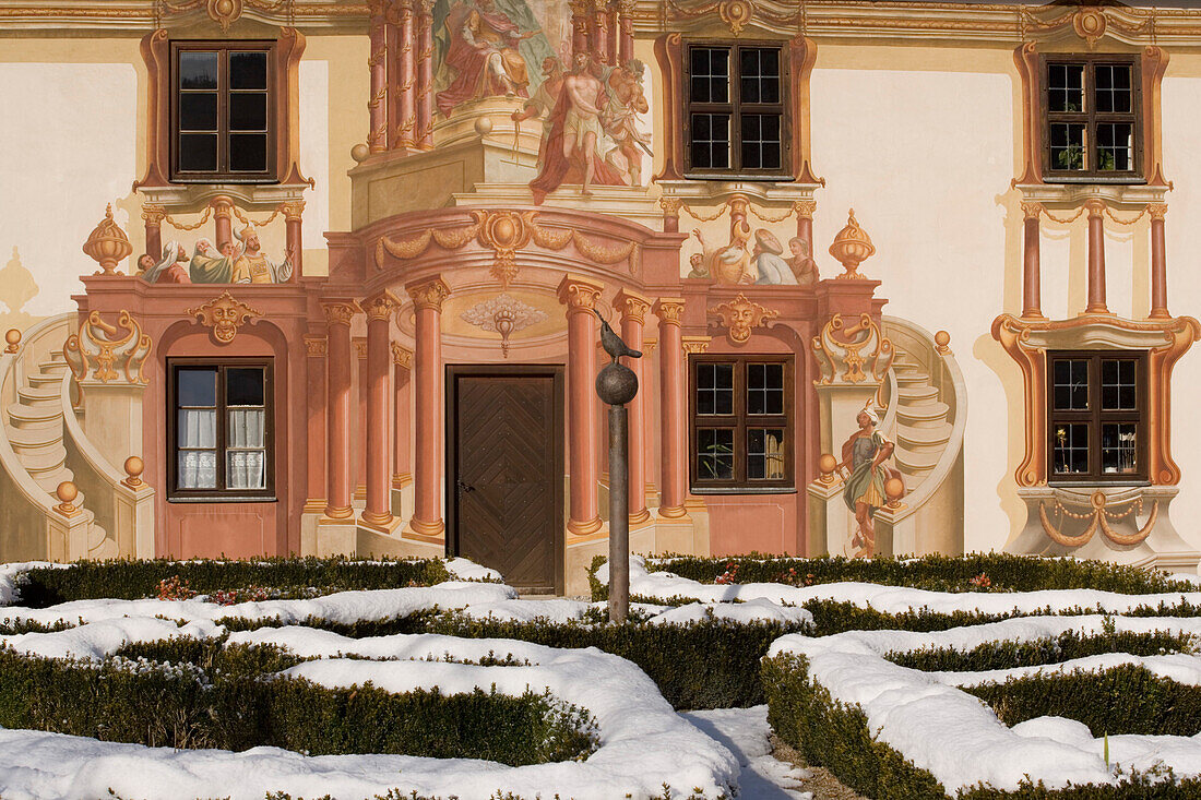 Fresko (Lüftlmalerei) an einer Fassade des Pilatushauses, Oberammergau, Oberbayern, Deutschland