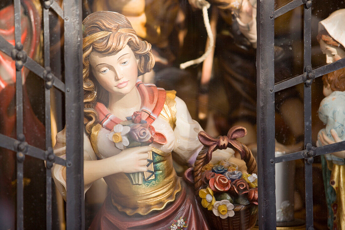 Figur eines Blumenmädchens, Holzschnitzerei, Oberammergau, Bayern, Deutschland