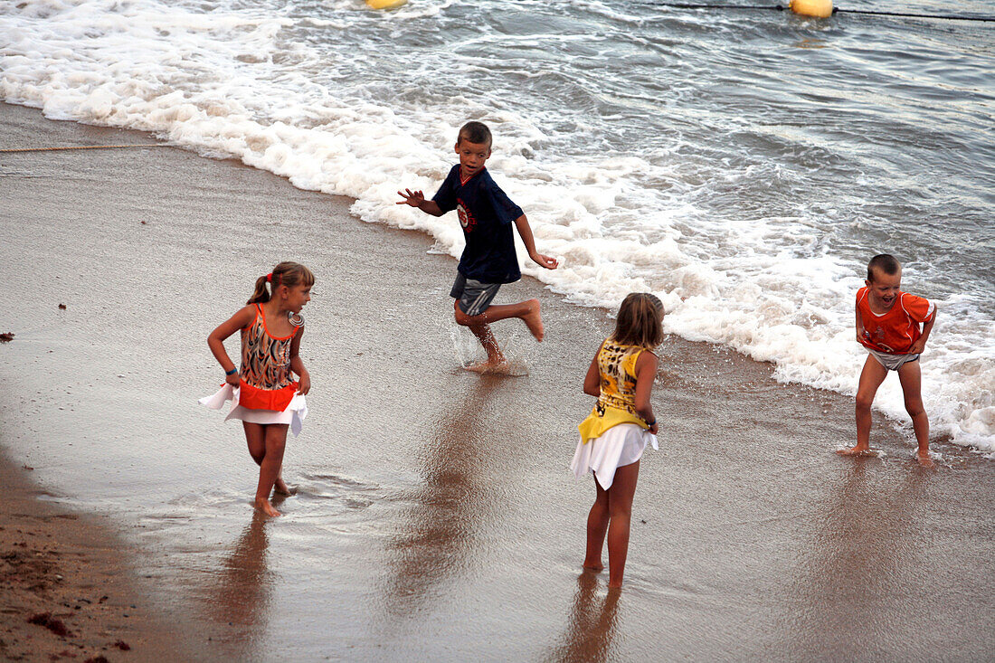 Kinder spielen am Strand, Calella de Palafrugell, Costa Brava, Katalonien, Spanien