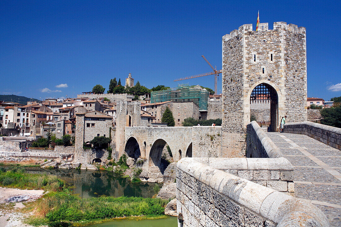 Romanische Brücke über Fluss Fluviá, Mittelalterliche Stadt Besalú, Katalonien, Spanien
