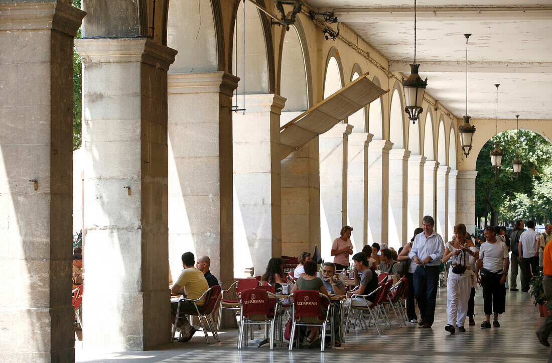 Straßencafé, Plaça de la Independencia, Girona, Katalonien, Spanien