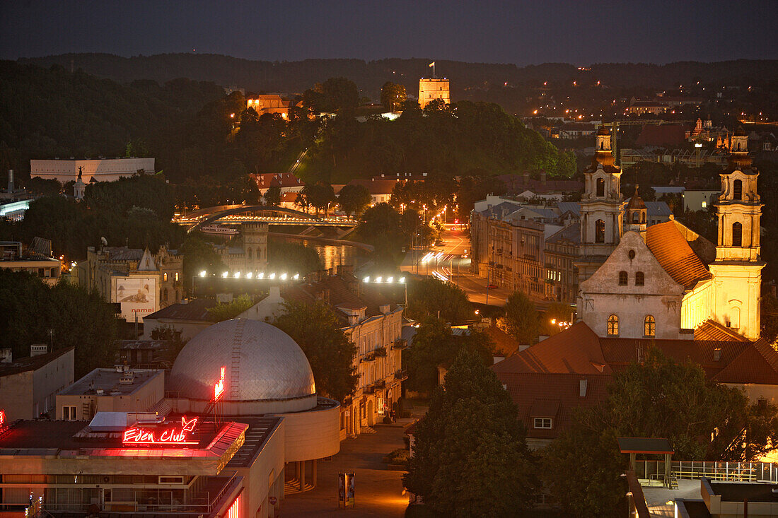 Blick über die Konstitucijos-Strasse mit ihren Nachtclubs, dem Planetarium und der Raphaelskirche, Litauen, Vilnius